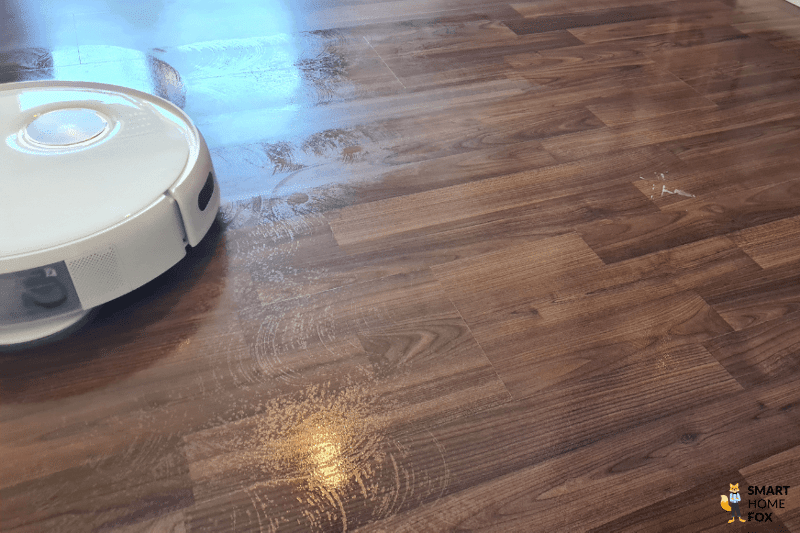 Saug Wisch Roboter auf Hartboden im Test
